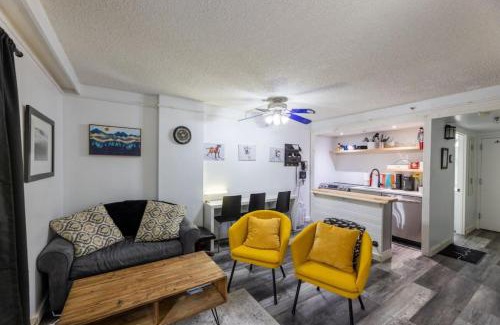 Snowshoe Apartment | Comfy Cozy Condo in Snowshoe, WV