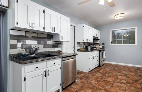 McAllen House | Comfy & cozy home, minutes from shopping centers and popular restaurants.