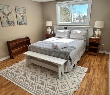 Potton Ski Chalet | Comfy creekside chalet HiSpeedNet w Workspace