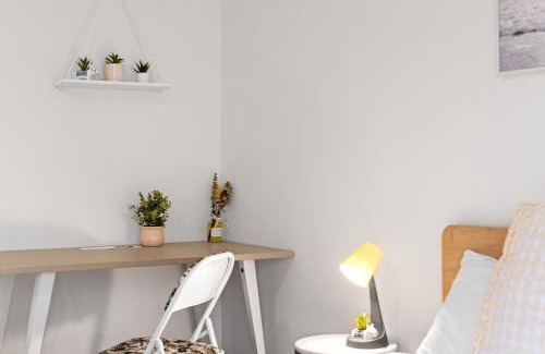 Marayong House | Comfy Double Room - Cozy and Well-Connected - Shared Bathroom