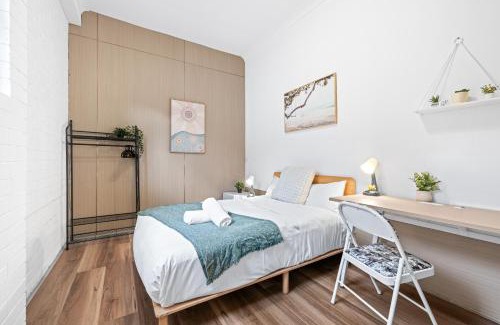 Marayong House | Comfy Double Room - Cozy and Well-Connected - Shared Bathroom