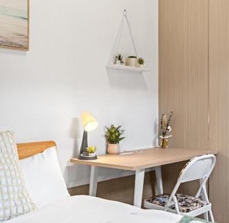 Marayong House | Comfy Double Room - Cozy and Well-Connected - Shared Bathroom