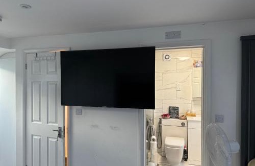 Hacton House | Comfy En-suite King Size room