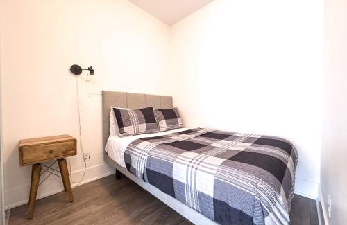 Toronto Entertainment District Apartment | Comfy Front Wellington Suites CN Tower Rogers Centre & Free Parking