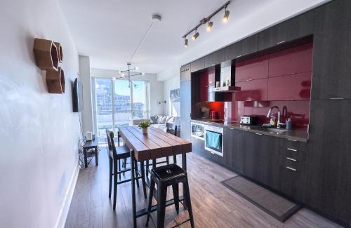 Toronto Entertainment District Apartment | Comfy Front Wellington Suites CN Tower Rogers Centre & Free Parking