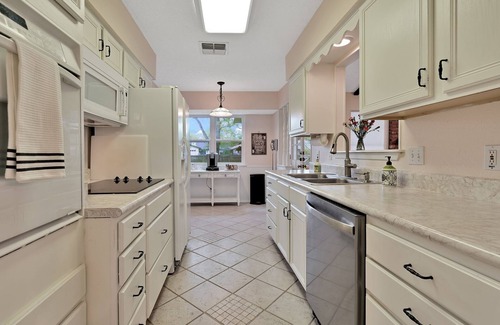 Universal City House | Comfy Home w/Great Accessibility by RedAwning