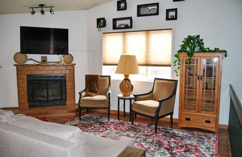 Turnagain House | Comfy Home with Library near Airport & Trails
