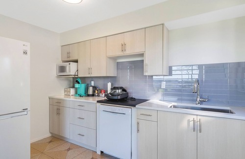 White Rock House | Comfy Marine Drive Guesthouse - Steps to the Beach