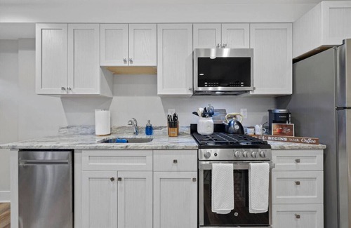 Shaw Apartment | Comfy NW Gem-5 min walk to Metro/DT/Convention Ctr