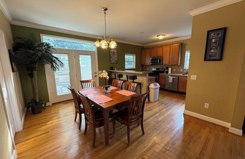 St. Louis House | comfy, open floorplan within walking distance of Maplewood