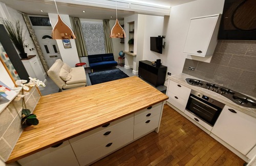 Winchester House | Comfy Open Plan 3 Bed House, Winchester