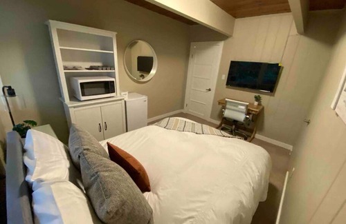 Caulfeild House | Comfy pretty room in Cedar Woods!