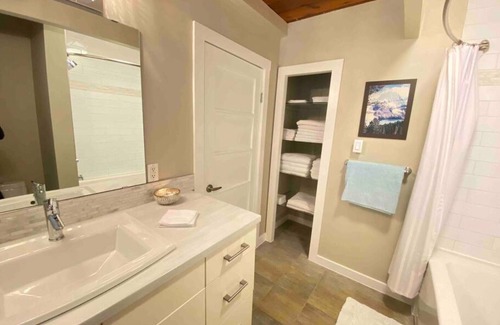 Caulfeild House | Comfy pretty room in Cedar Woods!