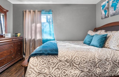 Euless House | Comfy, Refreshing Home w/ Sun Room & Pool!