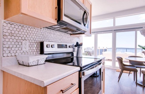 Hunts Point Cottage | Comfy Seaside Cabana . Hot Tub, Sauna and All Weather Domes - Private