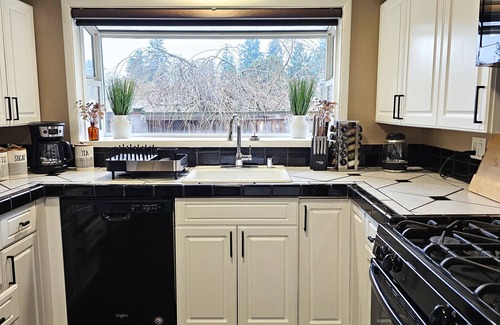 East Lake Hills House | Comfy/Spacious Lake Hills House
