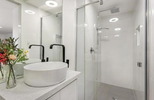 Carnegie Apartment | Comfy Studio near Racecourse, Dining & CBD Trains