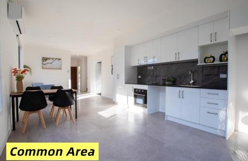 Oxley House | Comfy Studio Retreat in Oxley with Free parking