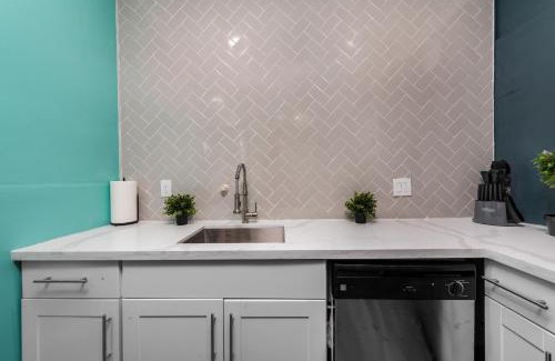 Houston Heights Apartment | Comfy Studio with King Bed & Full Kitchen - Near Attractions