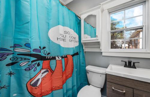 Houston Heights Apartment | Comfy Studio with King Bed & Full Kitchen - Near Attractions