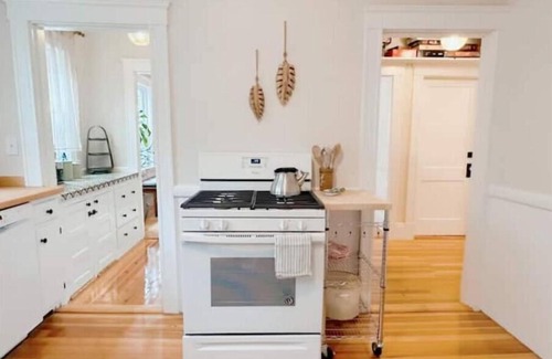 Medford Apartment | Comfy, Stylish Apt. Near Uni's, Driveway