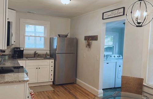 Newton Cottage | Comfy vintage cottage in beautiful small town-7mins from everything.