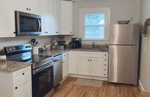 Newton Cottage | Comfy vintage cottage in beautiful small town-7mins from everything.