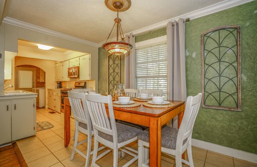 Marshall House | Comfy Whole House Near Downtown and Caddo Lake