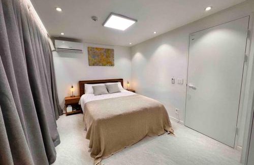 Gwanak-gu Apartment | Comma 2, Cozy Semi-basement