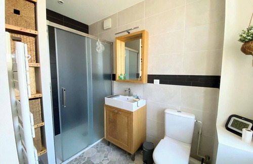 Bellegarde-sur-Valserine Apartment | Comme à la Maison ! Superbe Gîte Avec Jardin + Parking Proche Gare