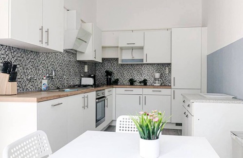Wahring Apartment | Commodious 2BR Apt. Near AKH-Perfect for Groups