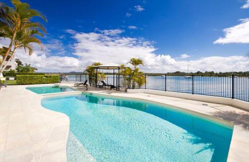 Noosa Heads Apartment | Commodore 5 Modern Waterfront