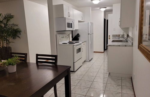 West Edmonton Apartment | ✅️COMMONWEALTH & CLARKE Stadium✅️ROGERS Place ✅️EXPO Centre✅️Free Parking,WiFi✅️
