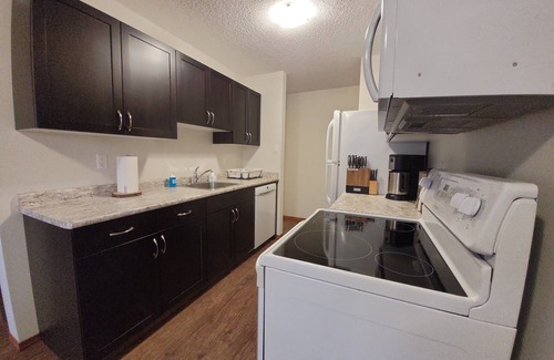 West Edmonton Apartment | COMMONWEALTH Stadium✅️ROGERS Place✅️EXPO Centre✅️King, 2 twins+ beds✅️