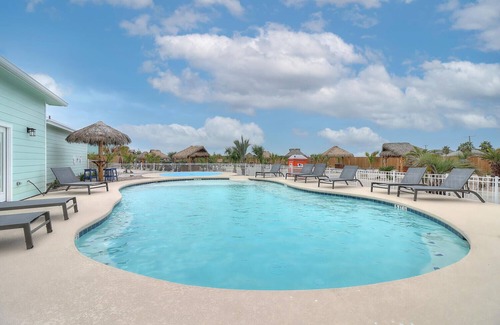 Port Aransas RV Rental | Community Pool, In Town, Dog Park, Fishing, Wifi, Laundry Room, Walking Paths