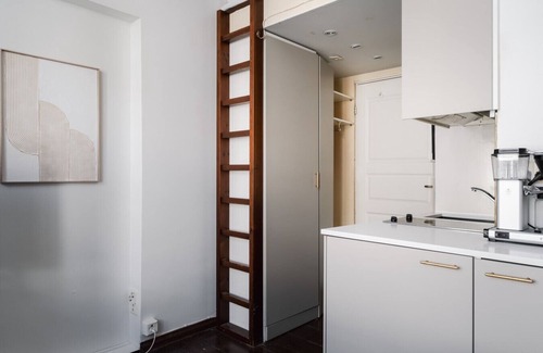 Helsinki City Centre Apartment | Compact Renovated Studio in Kruununhaka