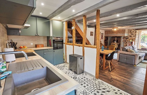 Aixe-sur-Vienne House | Complete gîte for 11 people with jacuzzi, fenced garden and pets allowed.