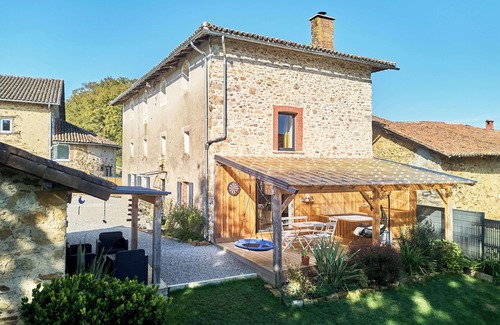 Aixe-sur-Vienne House | Complete gîte for 11 people with jacuzzi, fenced garden and pets allowed.