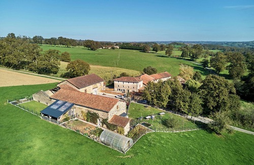 Aixe-sur-Vienne House | Complete gîte for 11 people with jacuzzi, fenced garden and pets allowed.