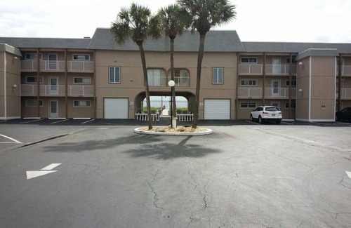 Cocoa Beach Condo | Completely Renovated Cozy & Quaint Condo Steps to Beach