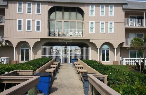 Cocoa Beach Condo | Completely Renovated Cozy & Quaint Condo Steps to Beach