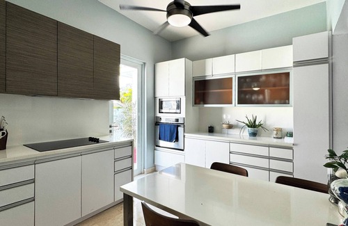 Santurce Ski Chalet | Condado Laguna Villa w/Pool 5 Bd 3 Ba - Generator