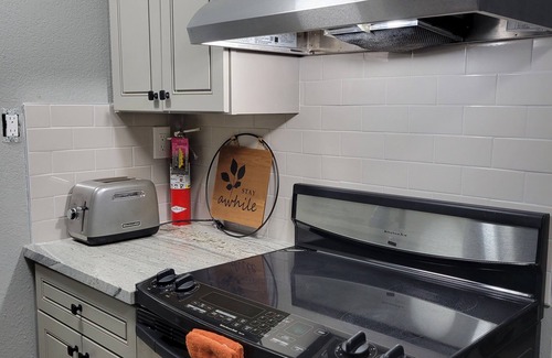 Parkside Apartment | Condo#3. KING SIZE BED, HIGH SPEED INTERNET and FREE PARKING.