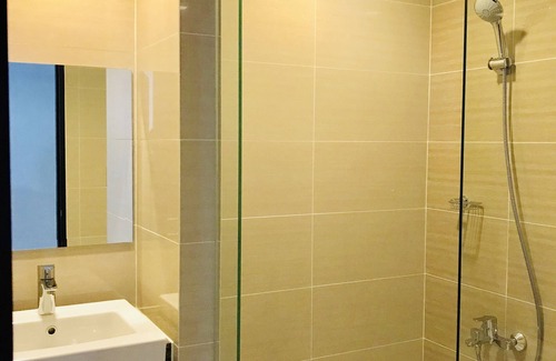 Bonifacio Global City Condo | Condo for 4 at Uptown BGC w/Wifi+Pool+Gym