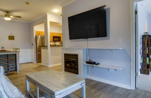 Rehoboth Beach Condo | Condo w/Pool Access ~ 2 Mi to Rehoboth Beach!