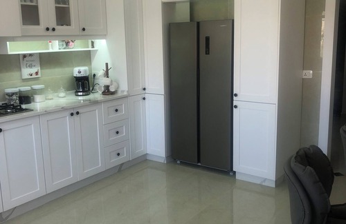 Suwailih Condo | condo with WiFi, AC near the Royal Palace, in the Royal Hills area of Al hummer