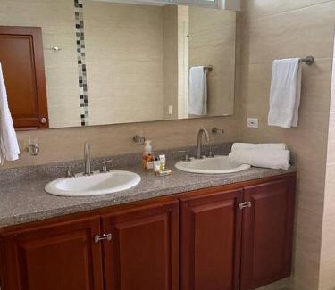 Girardot House | Condominio el peñón 5 habitaciones/baño privado