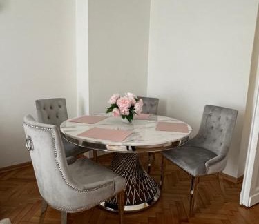 Powisle Apartment | Constitution Corner
