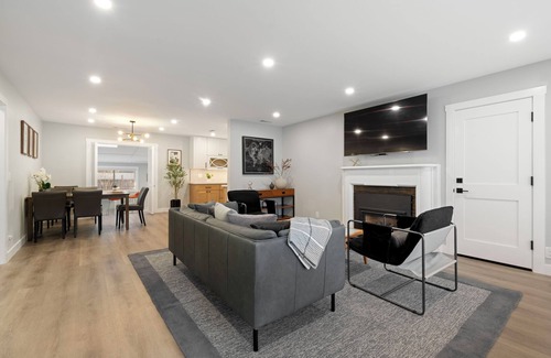 Redwood City House | Contemporary 2-bedroom house with large backyard in tranquil Redwood City