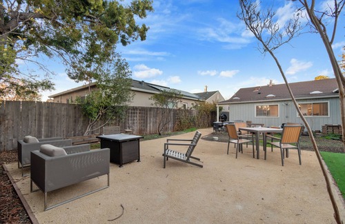Redwood City House | Contemporary 2-bedroom house with large backyard in tranquil Redwood City